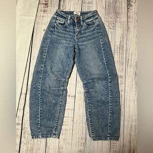 BKE Youth Mini Billie Barrel leg jeans. Size 8.